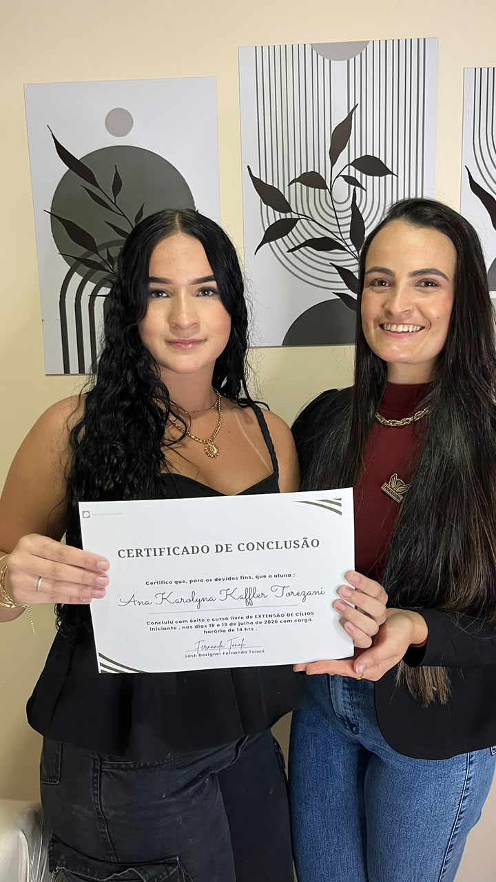 Fernanda Tonoli com aluna certificada em extensão de cílios