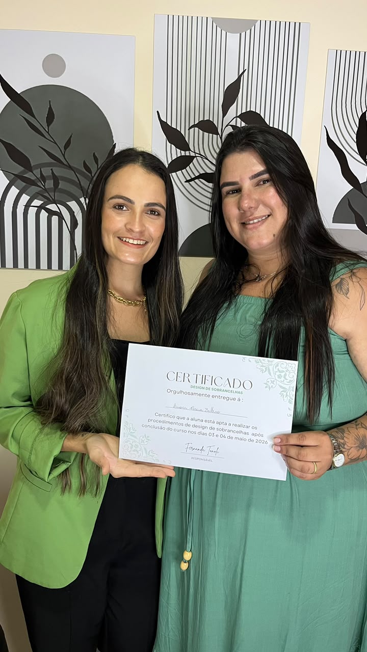 Fernanda Tonoli com aluna certificada em design de sobrancelhas